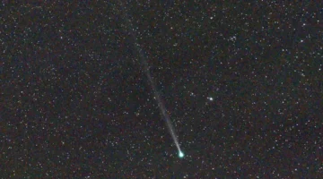 رصد مذنب SWAN من أطراف النظام الشمسي يعزز فهم الظواهر الكونية في سماء الإمارات